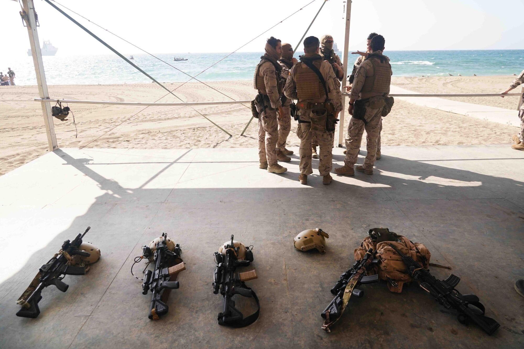 Exhibición dinámica de un desembarco anfibio de La Armada, donde aviones, helicópteros, Infantes de Marina, embarcaciones rápidas y lanchas de desembarco actúan en un escenario simulado de rescate de rehenes