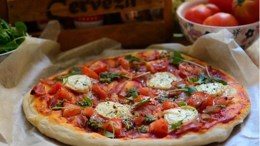 Pizza casera con pesto de rúcula y avellanas