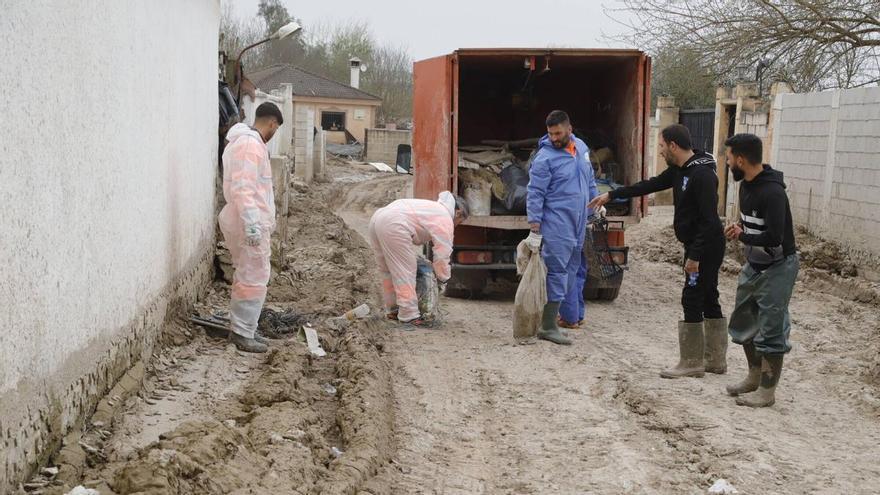 Familias cordobesas damnificadas por las inundaciones reciben tarjetas con 750 euros para cubrir necesidades básicas de forma inmediata