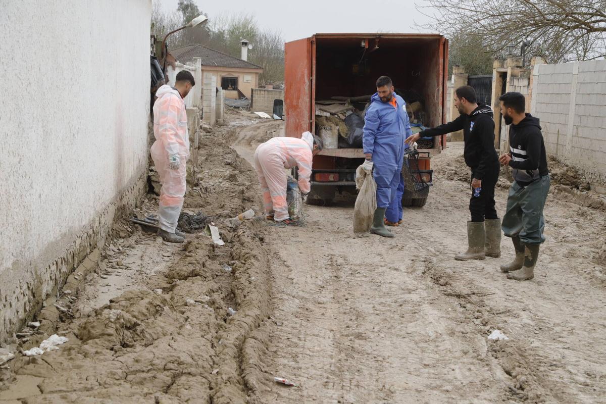 Las calles la Tórtola y la Perdiz con varios centímetros de lodo mientras los vecinos retiran sus enseres