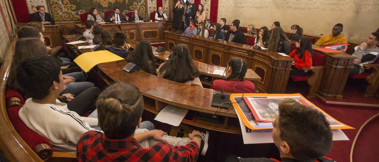 Un instante del Pleno juvenil que se celebró ayer en el Salón de Plenos del Ayuntamiento de Alicante.