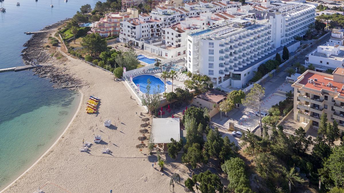 El hotel, ubicado en la Bahía de Sant Antoni