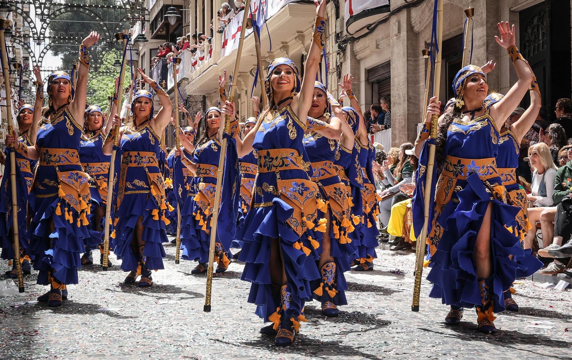 Alcoy se entrega al espectáculo de las tropas cristianas