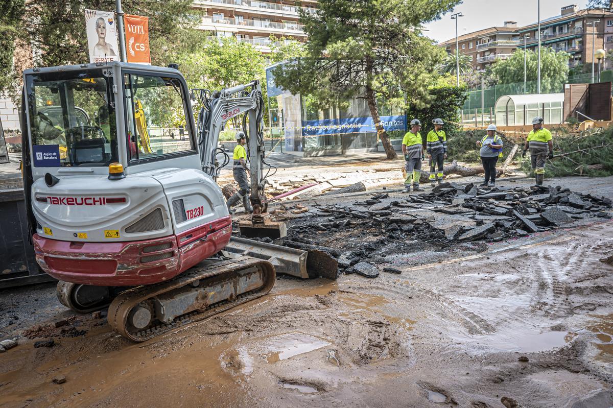 Escape de agua de grandes dimensiones en la avenida Pedralbes con el paseo Manuel Girona de Barcelona