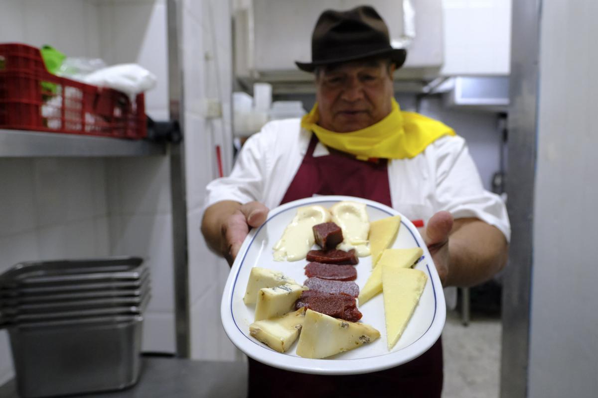 Humberto muestra los quesos que se iban a servir para el postre en la fiesta del puchero canario