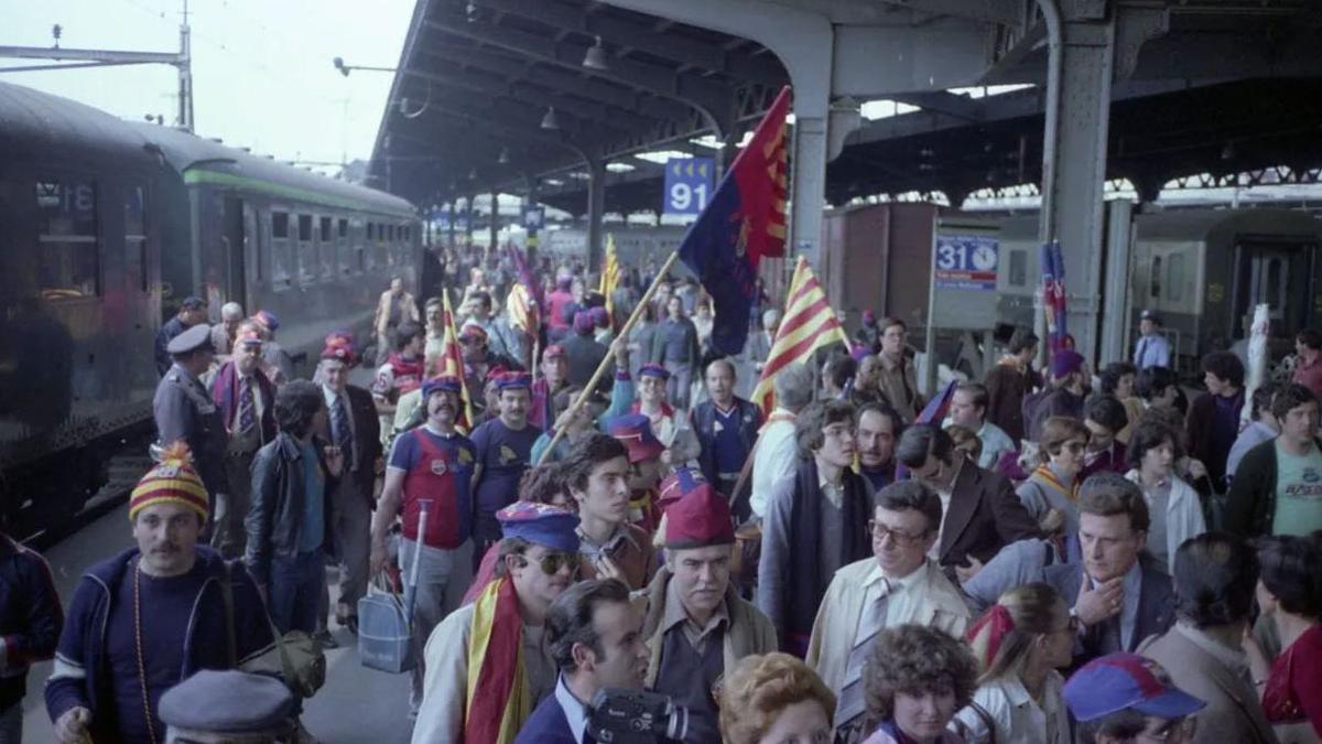 La afición del FC Barcelona, en la estación de tren de Basilea