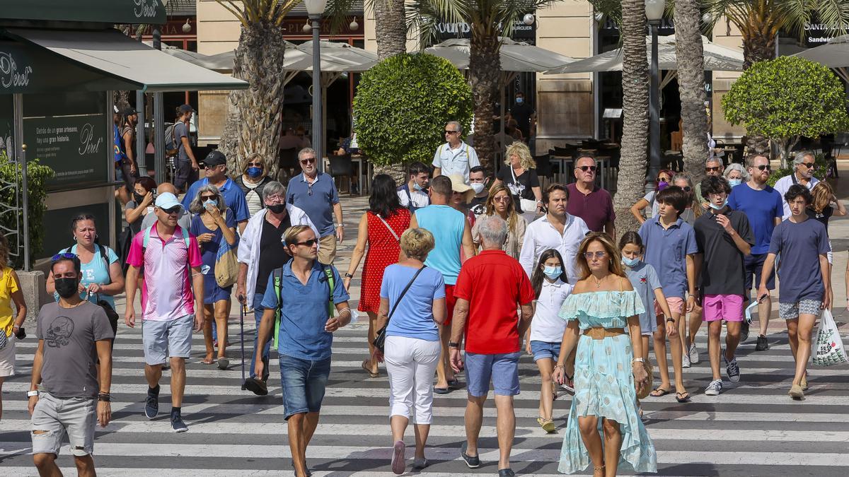 Cruceristas en el paseo de la Explanada en una imagen de archivo de octubre del año pasado