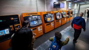 Máquinas expendedora de billetes de Rodalies en la estación del Clot