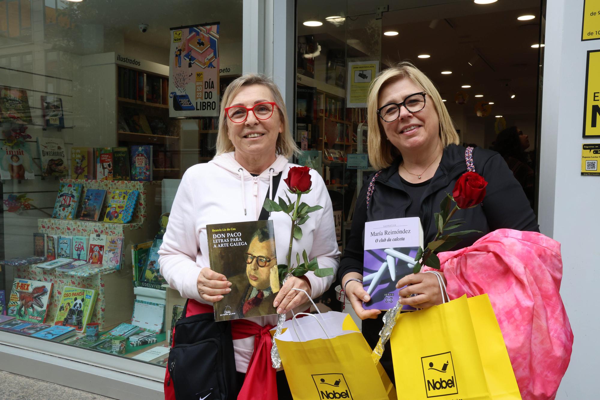 Pilar y Silvi saliendo de la librería Espacio Lector Nobel de O Calvario