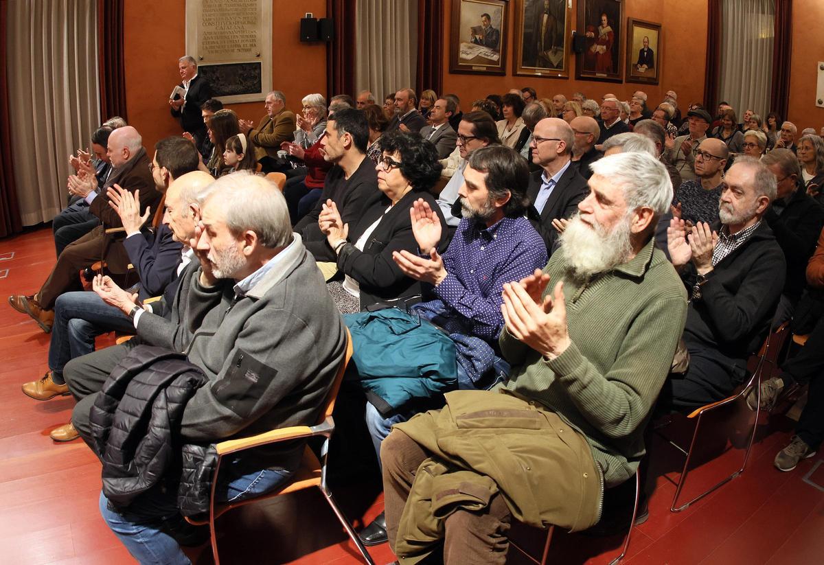 Aplaudiments a Comas en un Saló de Sessions que s'ha omplert