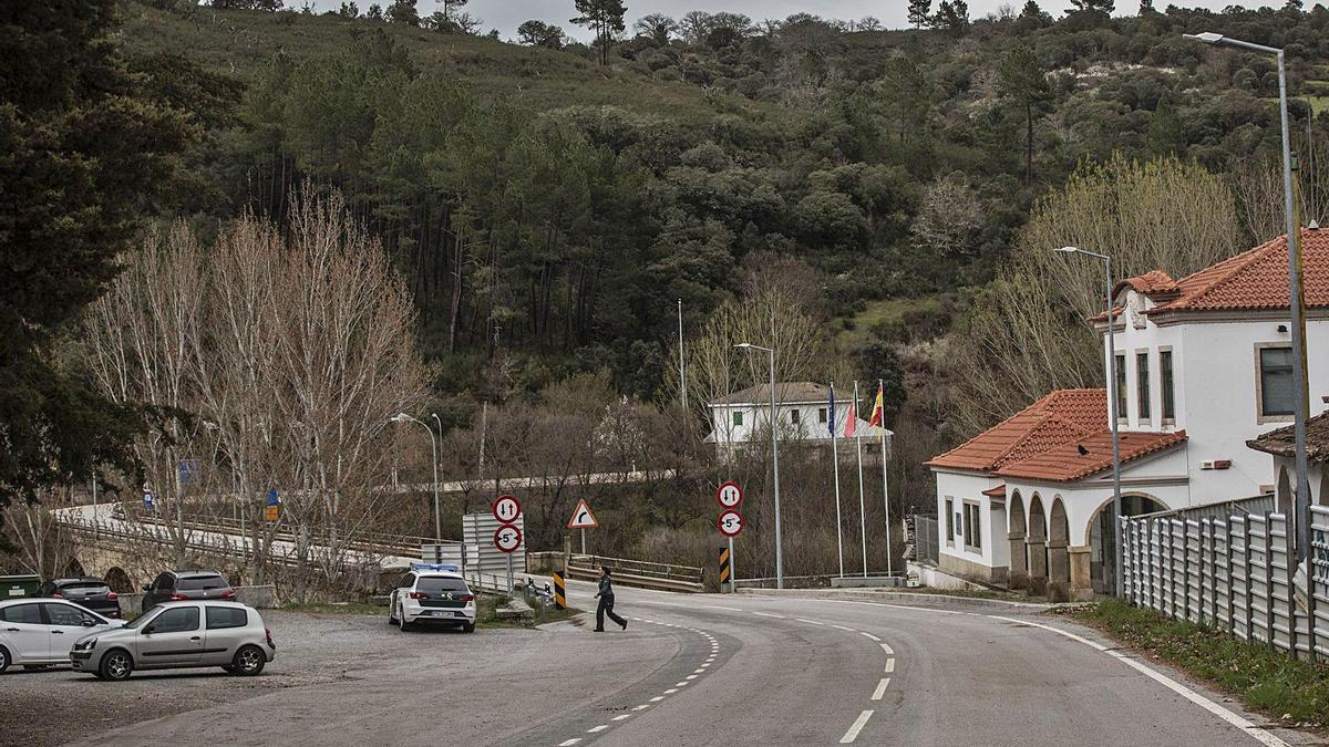 Paso fronterizo por el antiguo puente de Quintanilha, del lado de San Martín del Pedroso. | Emilio Fraile