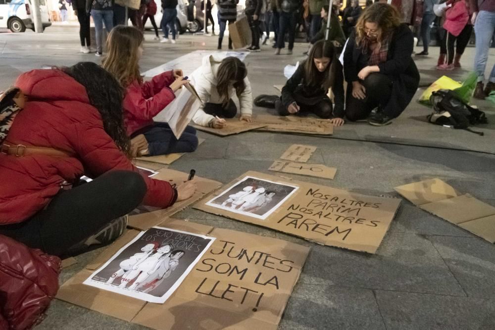 Centenars de persones surten al carrer el 8M