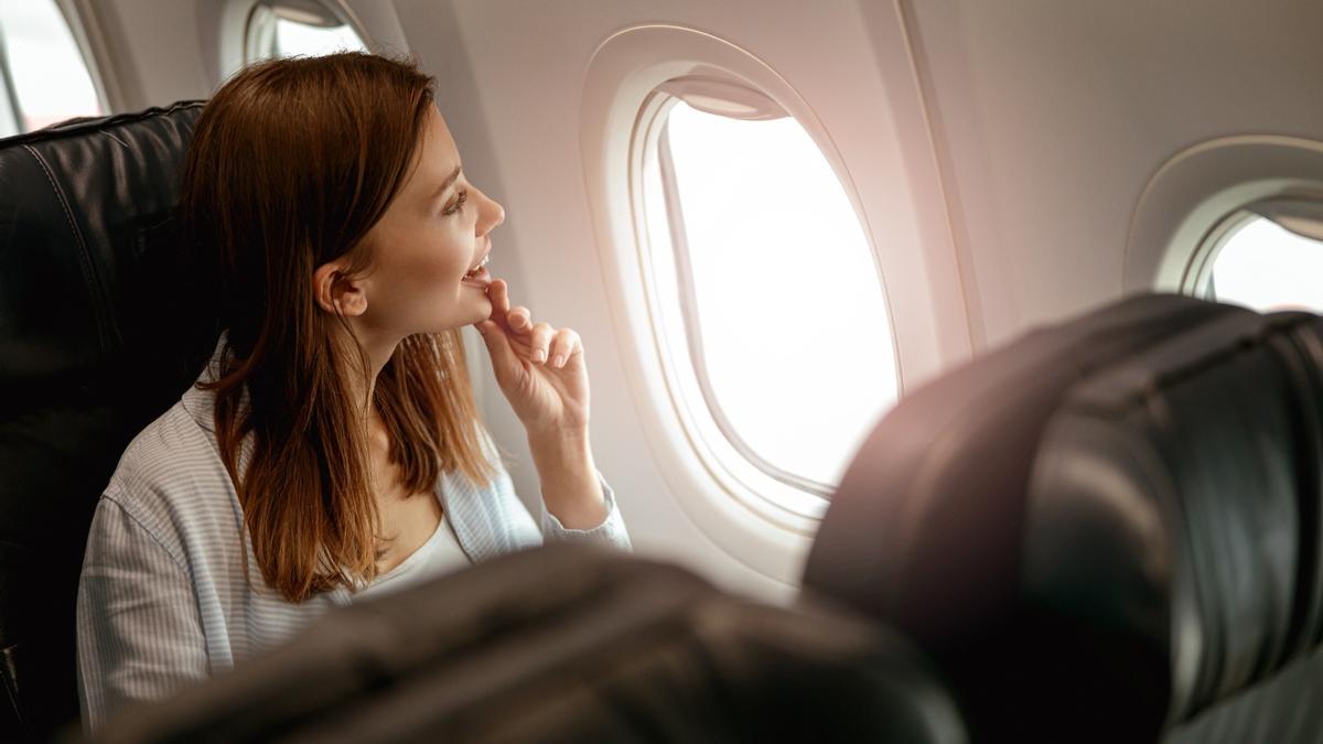 Una estudiante en un avión
