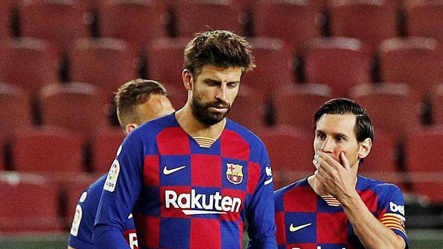 Piqué y Messi conversan en el duelo ante el Leganés.