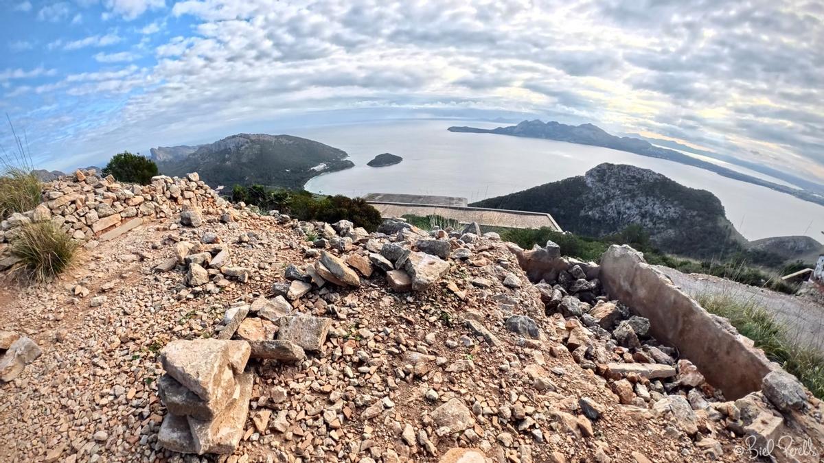 Piedras apiladas tomadas. Talaia d'Albercutx, Pollença. Marzo 2026.