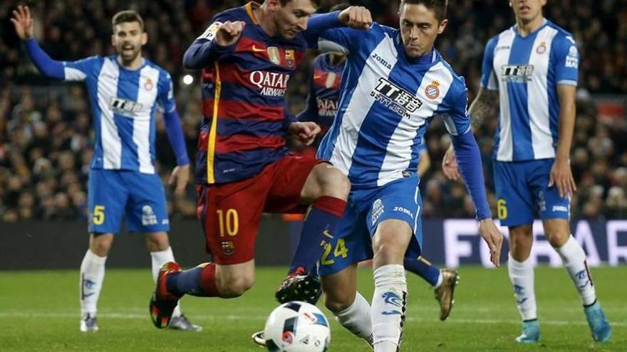 Antonio Raíllo disputa la pelota a Messi durante un partido de la pasada temporada con el Espanyol ante el Barça.