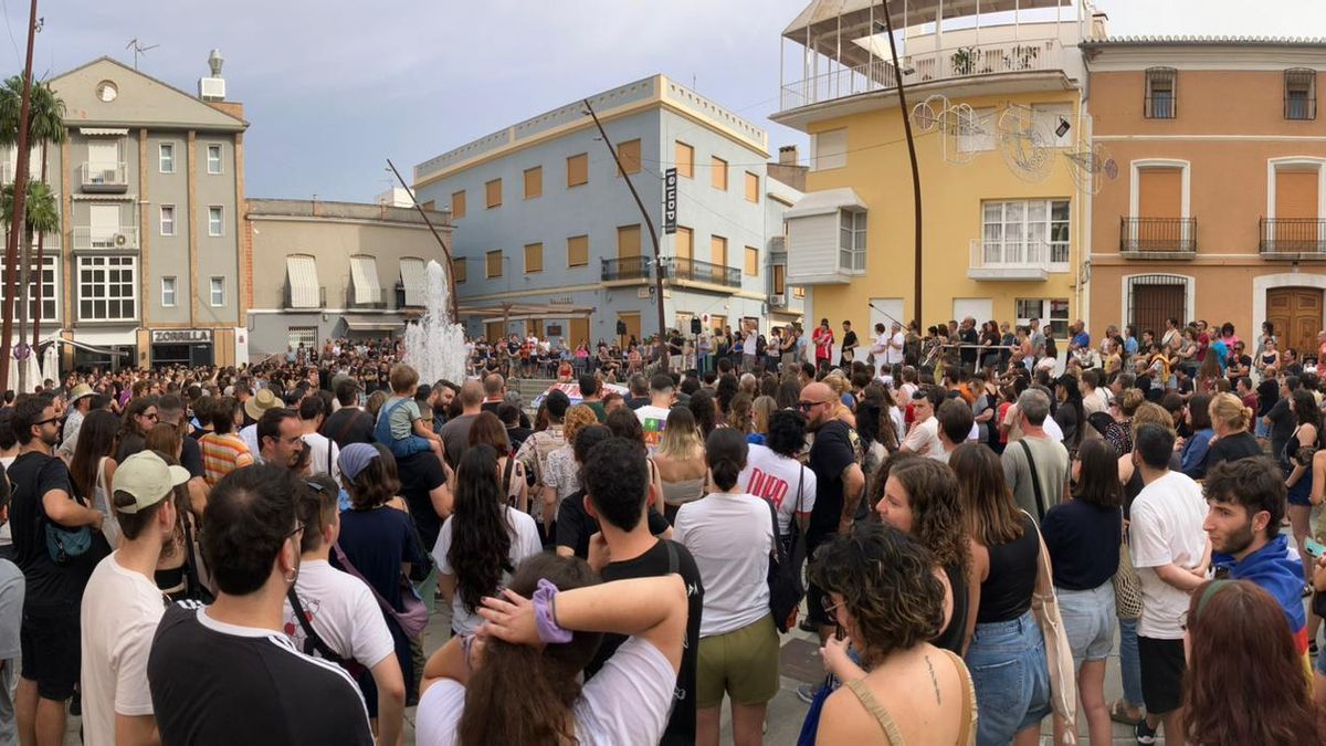 Un momento de la protesta en la Plaça de l'Ajuntament de Pego