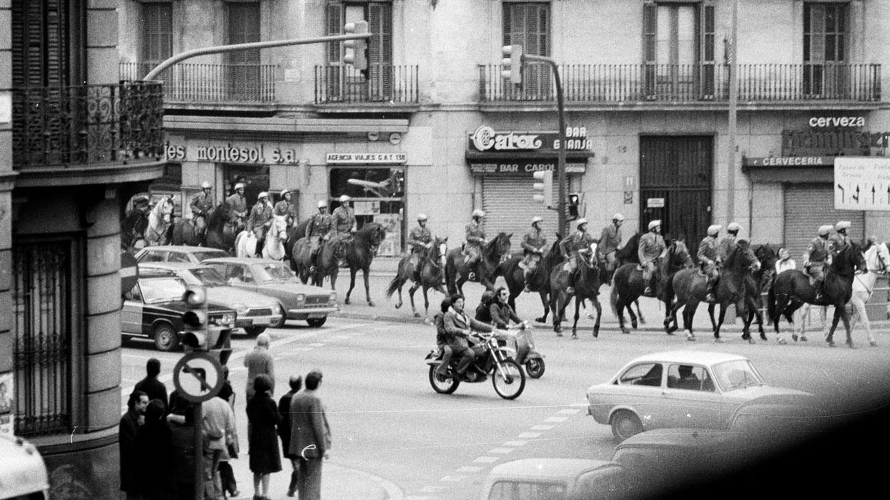 Una carga de la policía franquista el 8 de febrero de 1976 en el centro de Barcelona. AGUSTÍ CARBONELL