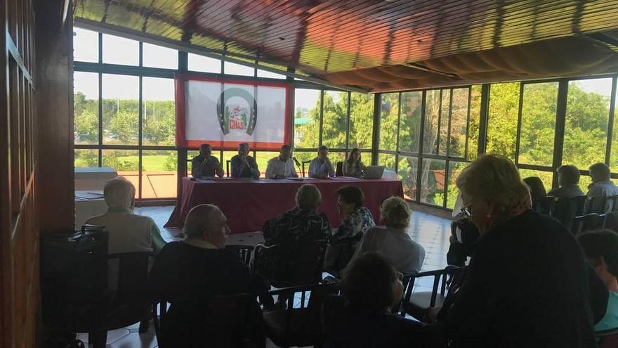 Jesús Kocina, en el centro de la mesa, preside la asamblea de la tarde de ayer en el Club Hípico Astur.