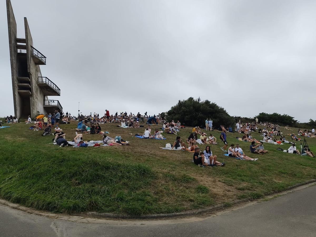 Gijón vive el eclipse entre reencuentros y la ilusión de “sentir” el fenómeno