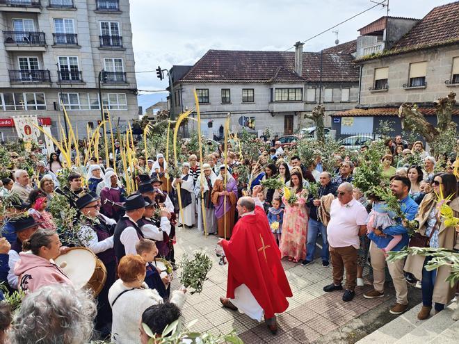 Los fieles de Moaña bendicen sus ramos