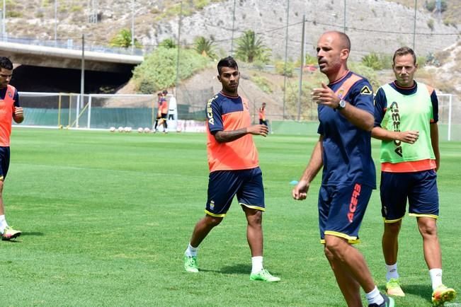 Entrenamiento de la UD Las Palmas en Barranco ...