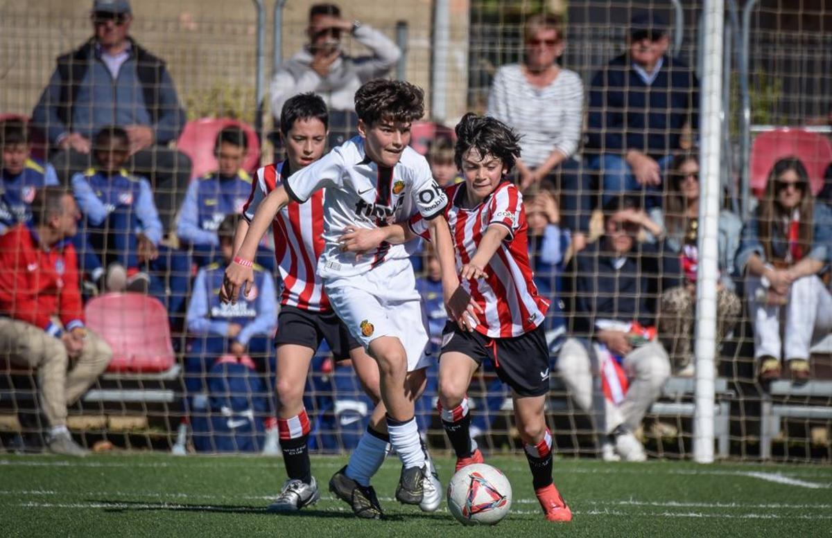 Un jugador del Mallorca conduce el balón.