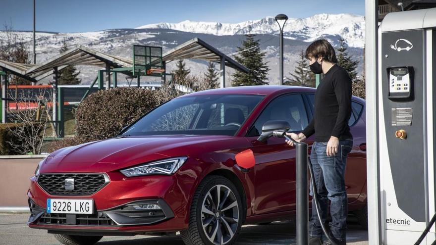 Cómo cuidar tu coche híbrido enchufable en invierno