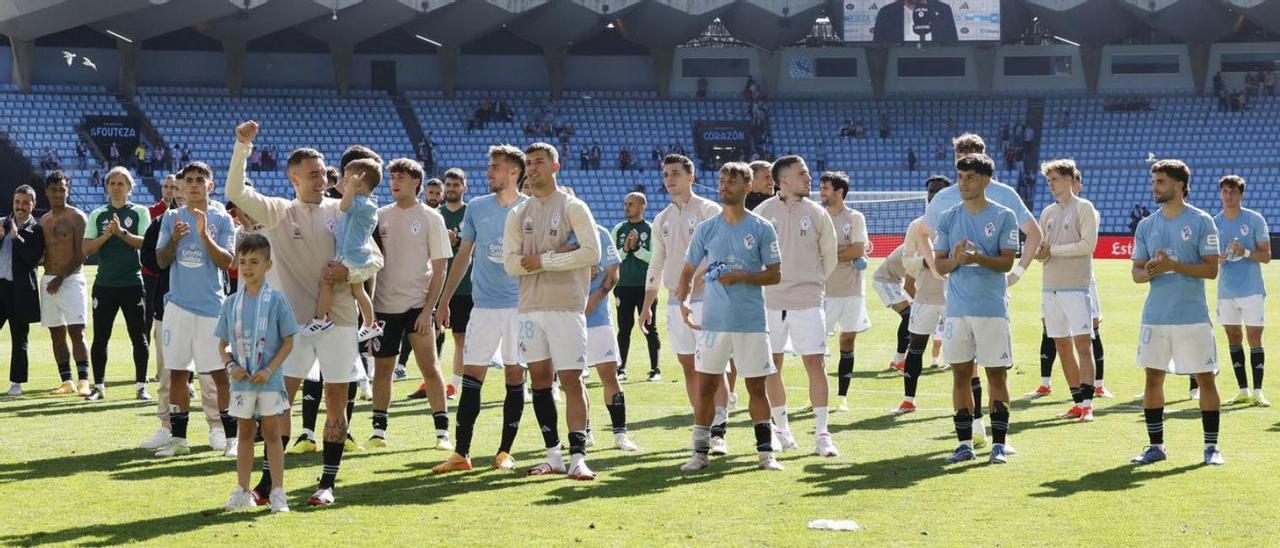 Los jugadores aplauden a la afición durante la vuelta al campo tras el cierre de la temporada.