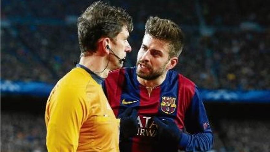 Gerard Piqué, discutint amb un àrbitre la temporada passada.