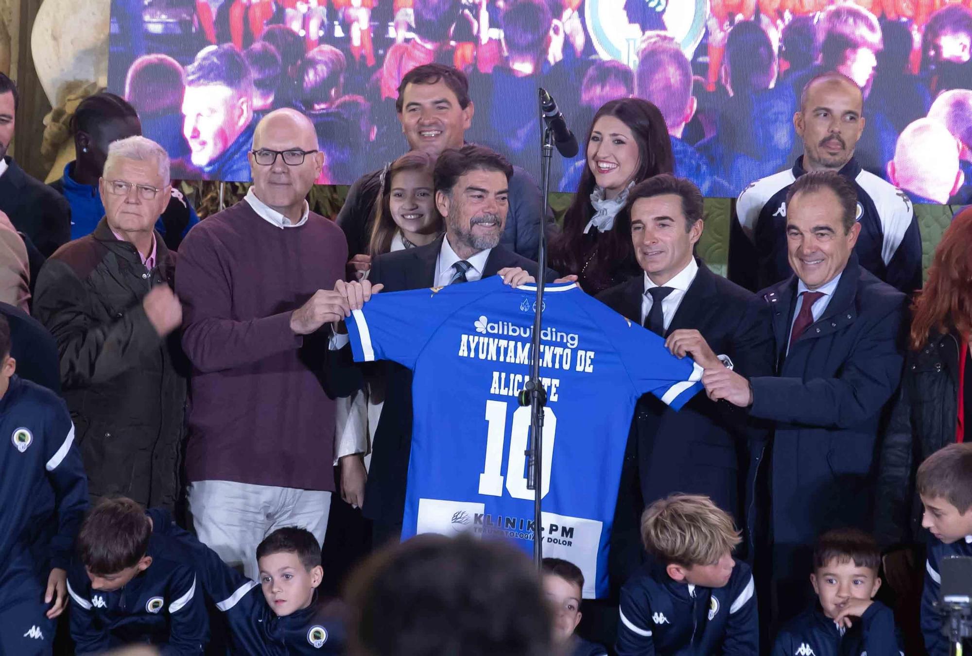 El Hércules interpreta el tradicional villancico junto al coro de los Jesuitas en la plaza del Ayuntamiento de Alicante.