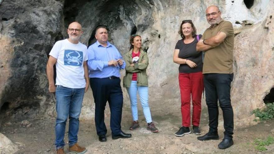 El alcalde, Emilio Falquet, al centro, junto al diputado Rius y el equipo de excavación.