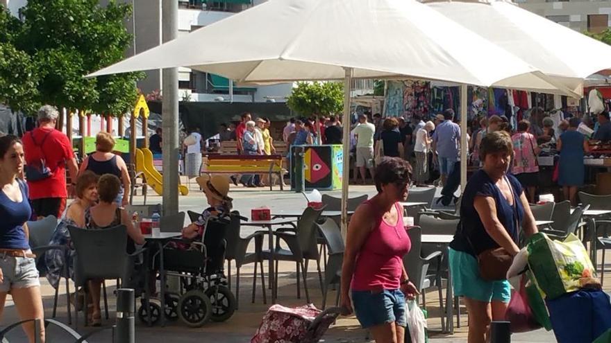 Éxito de público en el mercadillo de la plaça de L&#039;Ordana en Sant Joan d&#039;Alacant