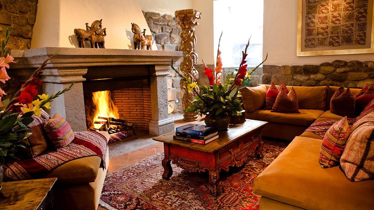 Salón con chimenea y decoración de inspiración peruana.