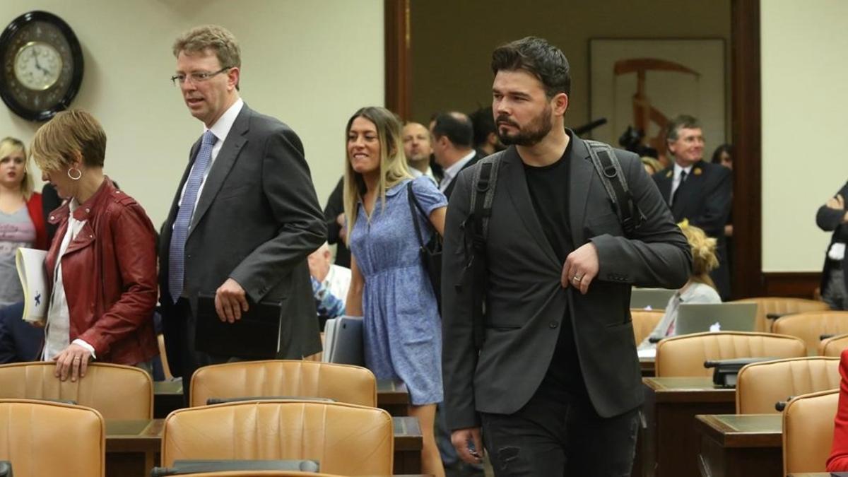 Gabriel Rufián (ERC) y portavoces del resto de grupos en la entrada a la comisión que investiga la 'Operación Catalunya' en el Congreso.