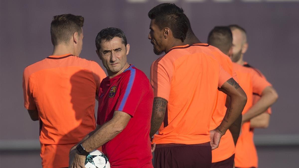Ernesto Valverde, junto a Paulinho en un entrenamiento del Barça.