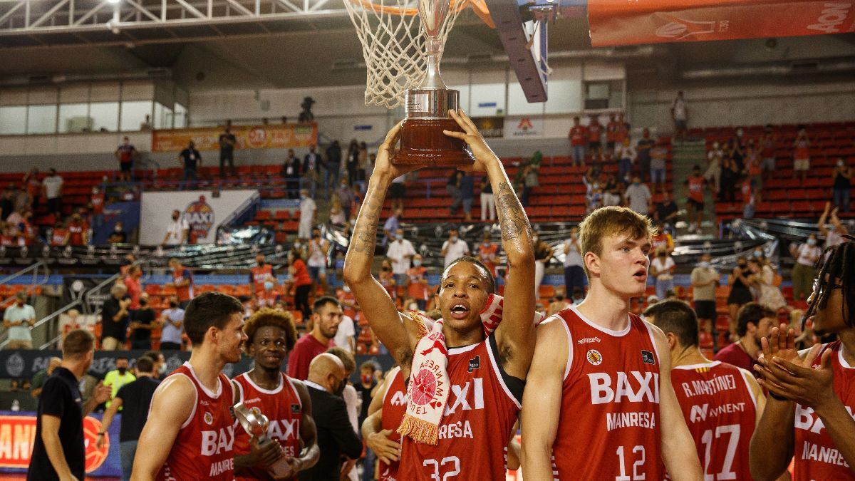 Joe Thomasson, con el trofeo de la Lliga Catalana