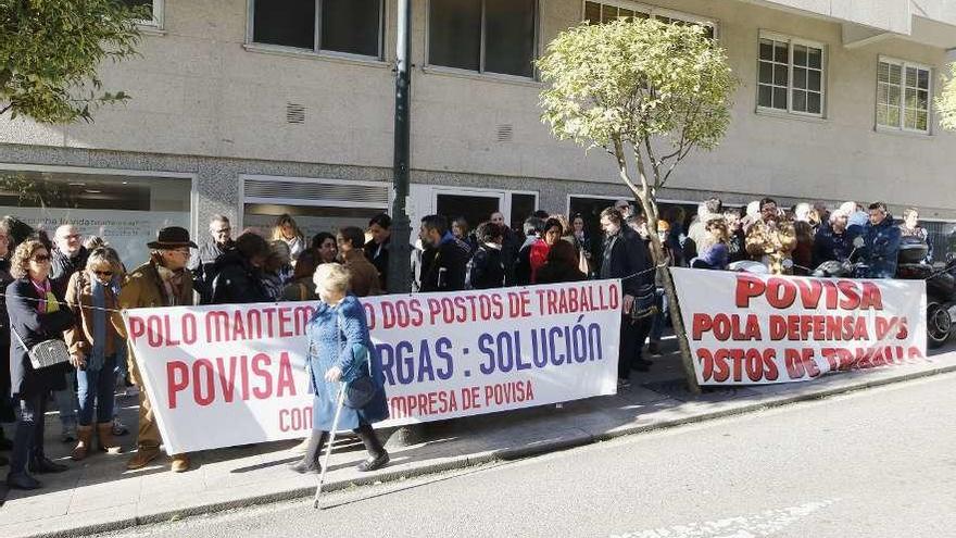 Concentración de trabajadores de Povisa exigiendo un acuerdo entre el hospital y la consellería. // A. Villar