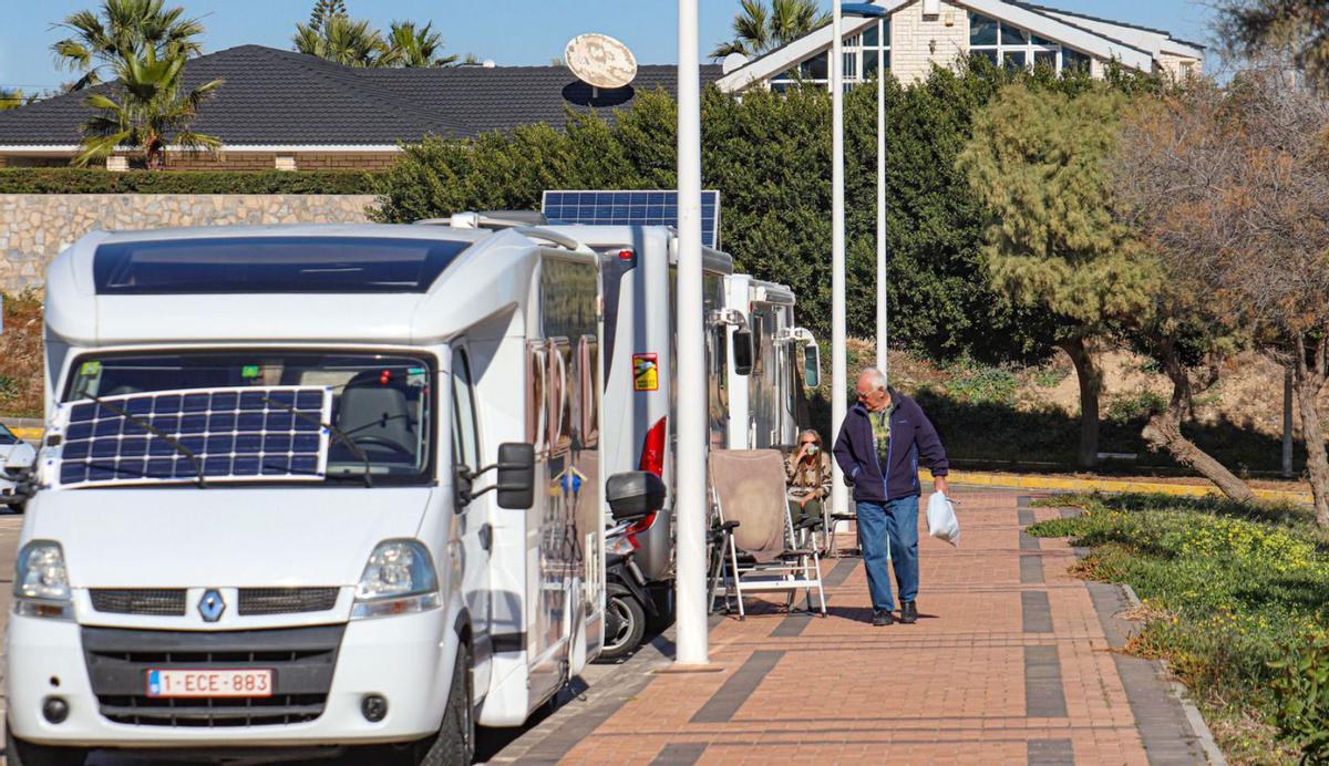 Autocaravanas aparcadas en La Manguilla y la avenida del Agua, junto a la playa de La Mata. | TONY SEVILLA