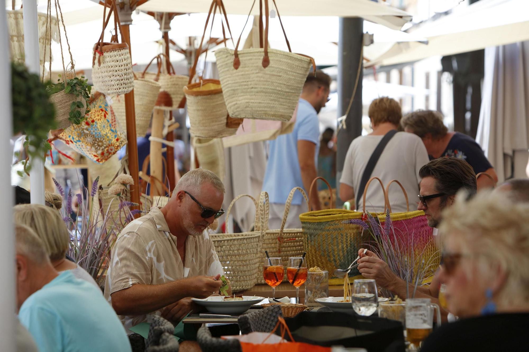 Immer mittwochs und samstags: Bilder vom bunten Treiben auf dem Wochenmarkt in Santanyí