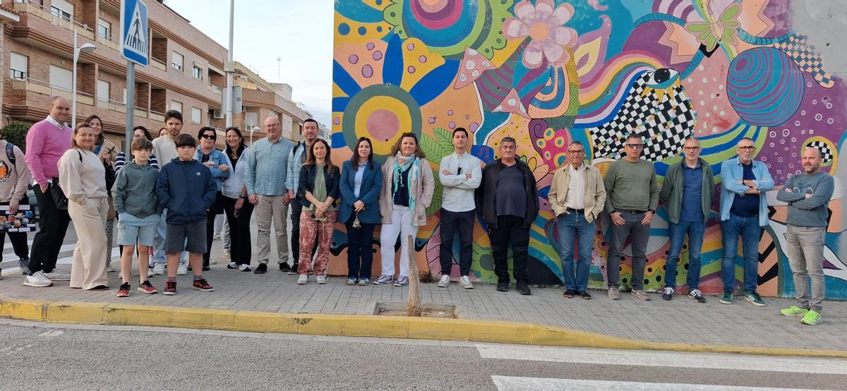 Los alcaldes y concejales de los tres municipios con miembros del equipo directivo y algunos alumnos en la concentración de este miércoles.