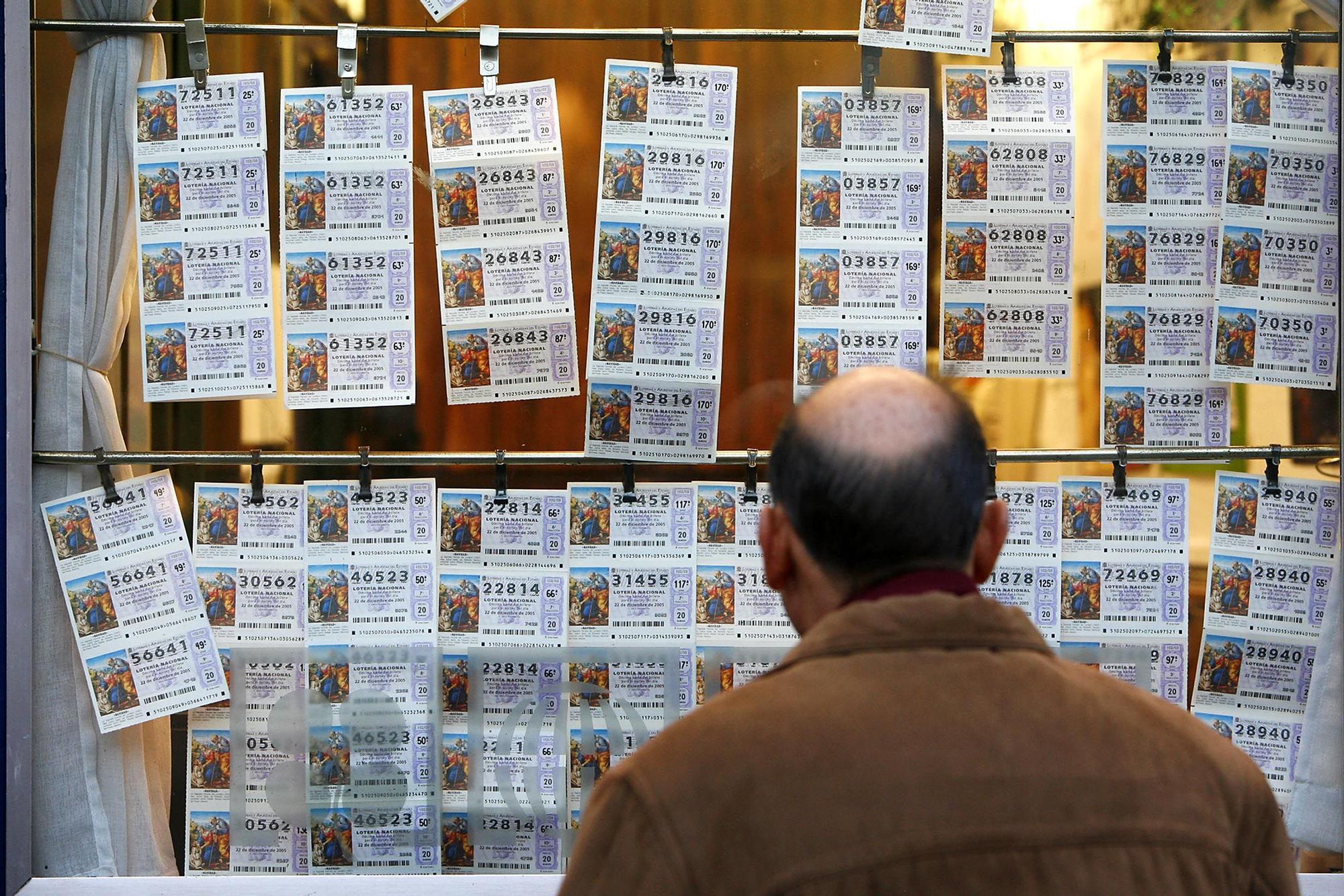 Persona mirando décimos de la Lotería de Navidad