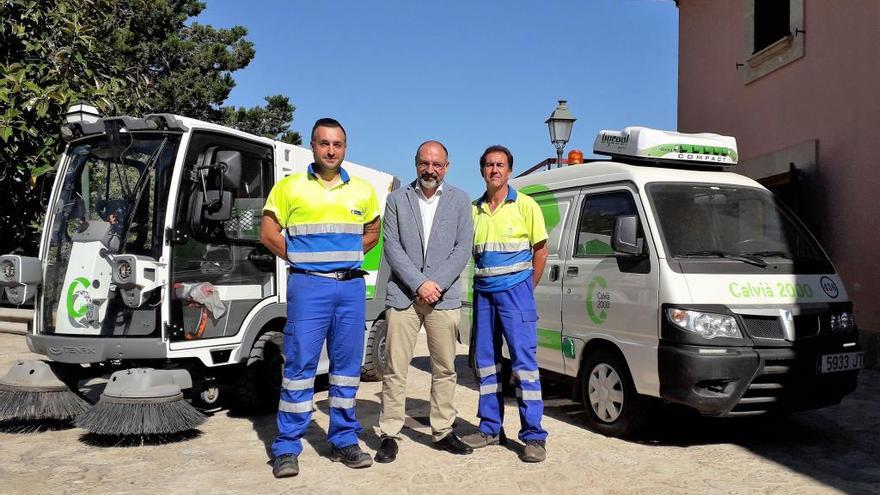 El presidente de Calvià 2000, Andreu Serra, y dos operarios junto a la nueva máquina barredora eléctrica.