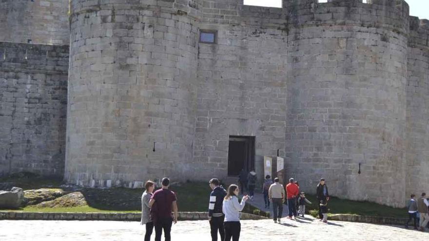 Turistas frente al castillo de Puebla de Sanabria.