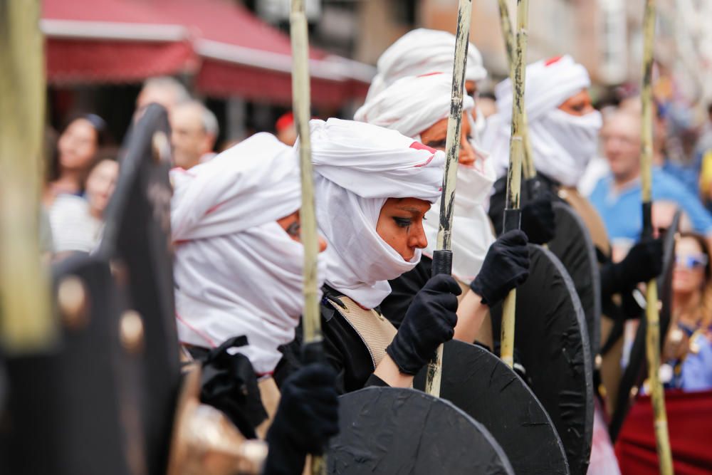 El bando de la media luna ofreció un majestuoso espectáculo en el segundo gran desfile de los Moros y Cristianos de la ciudad