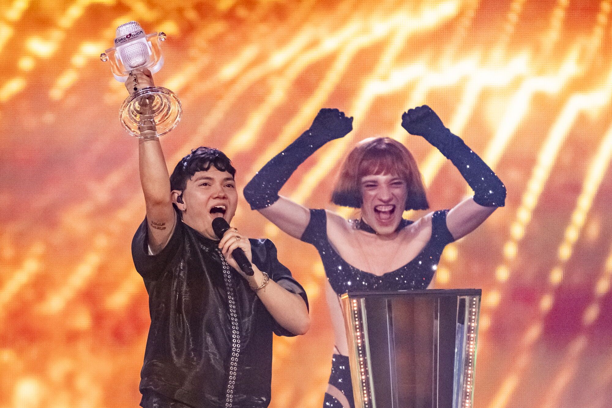 BASEL (Switzerland), 18/05/2025.- Austria's JJ, left, celebrates with the trophy of the winner of the 69th Eurovision Song Contest, together with Nemo of Switzerland, winner of 2024, in Basel, Switzerland, 17 May 2025. (Suiza, Basilea) EFE/EPA/GEORGIOS KEFALAS