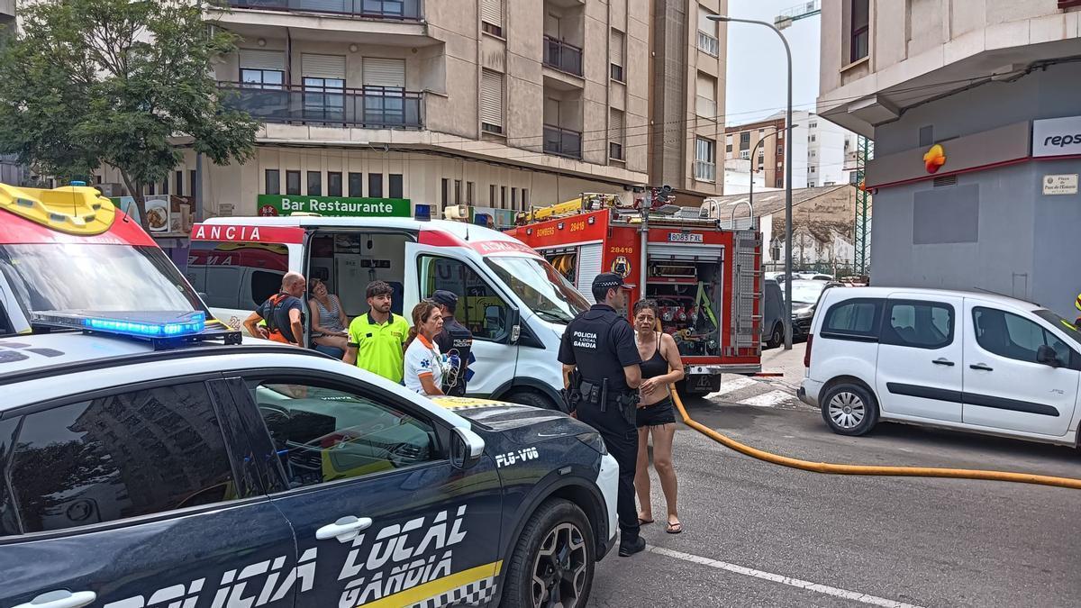 Varias ambulancias cerca del edificio.