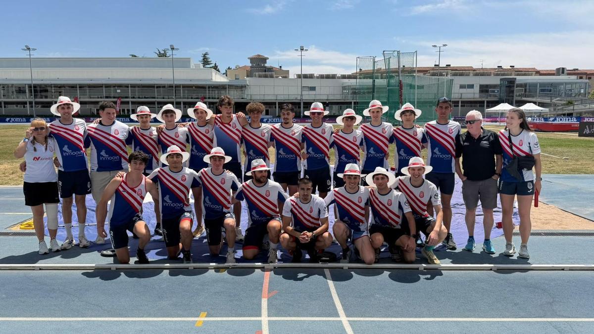 La delegació masculina de l'Avinent a l'estadi de Larrabide