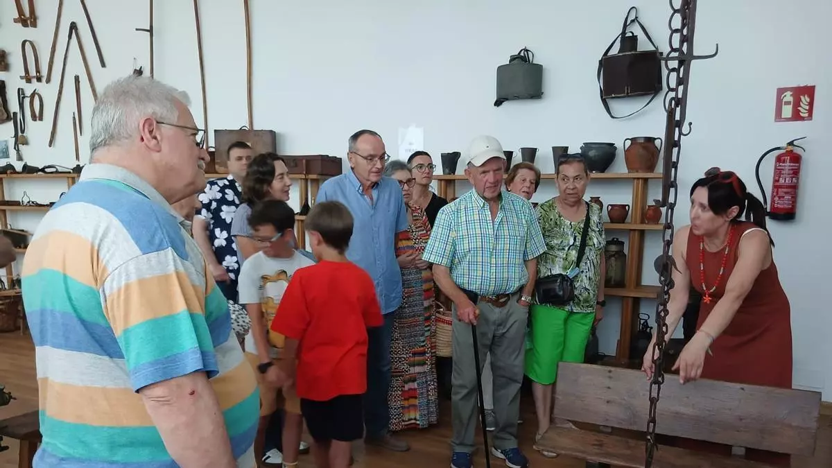 Tarde de risas y mucha tradición en Sama de Grado, donde lo pasaron pipa con el monólogo de Fran Estrada y la visita al Museo Etnográfico