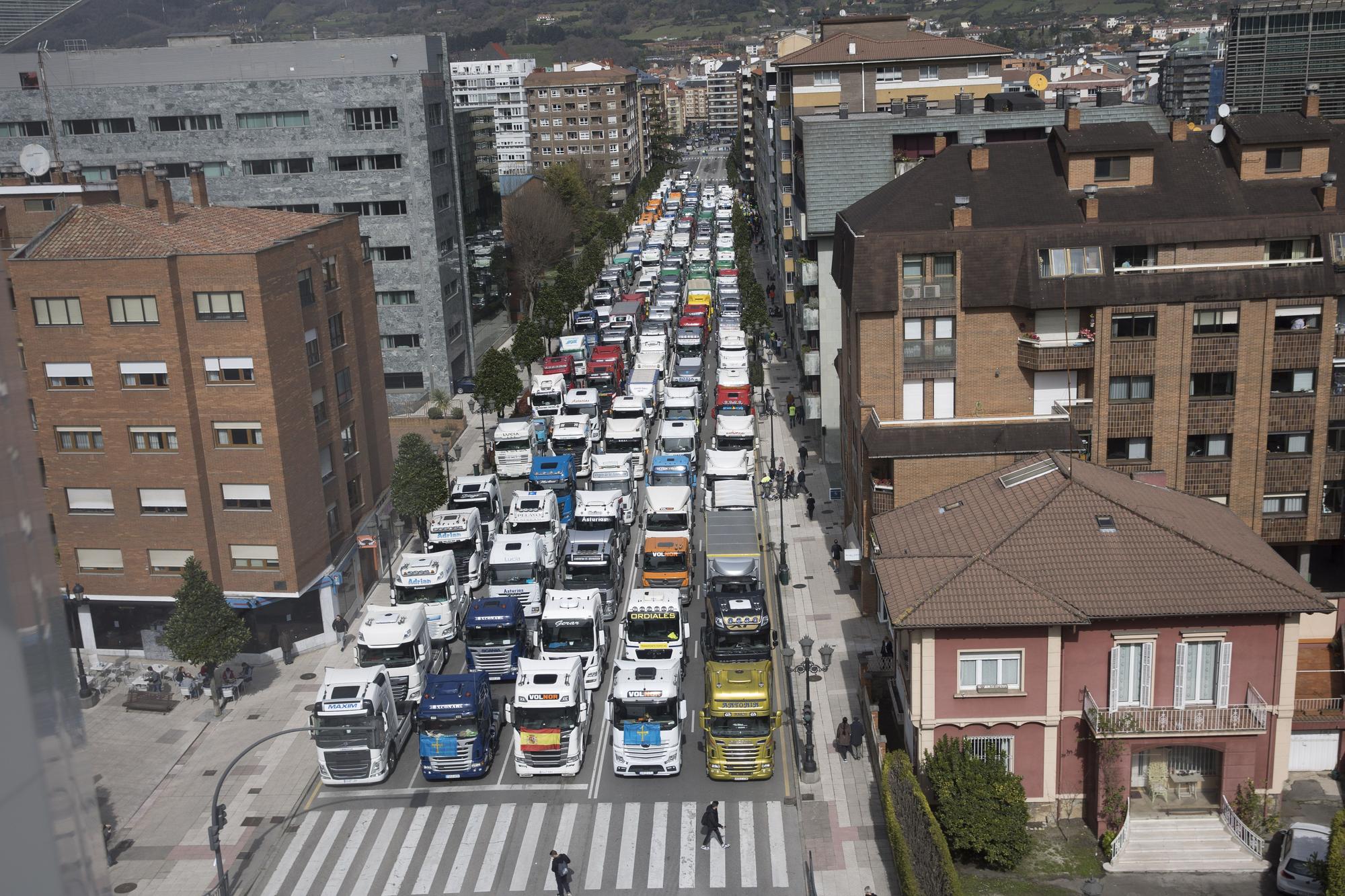 EN IMÁGENES: Los transportistas inundan las calles de Oviedo de camiones para visibilizar su protesta